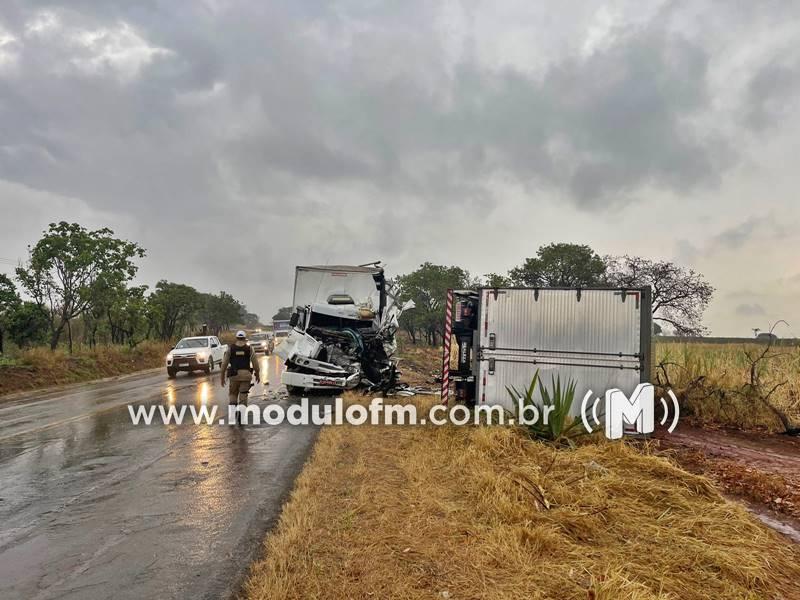 Imagem 3 do post Motorista morre em acidente entre dois caminhões na MG-230 em Patrocínio