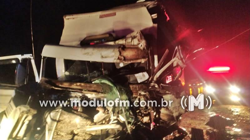 Imagem 1 do post Motorista morre em acidente entre dois caminhões na MG-230 em Patrocínio