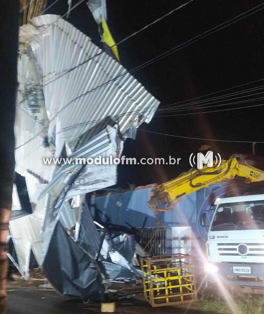 Imagem 4 do post Ventania arranca telhado de loja que fica pendurado sobre fiação elétrica em Perdizes