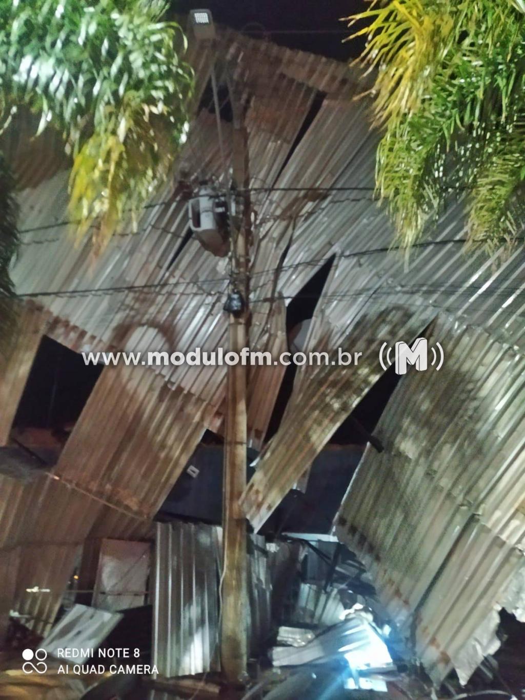 Imagem 3 do post Ventania arranca telhado de loja que fica pendurado sobre fiação elétrica em Perdizes