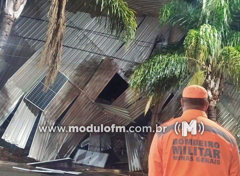 Ventania arranca telhado de loja que fica pendurado sobre fiação elétrica em Perdizes