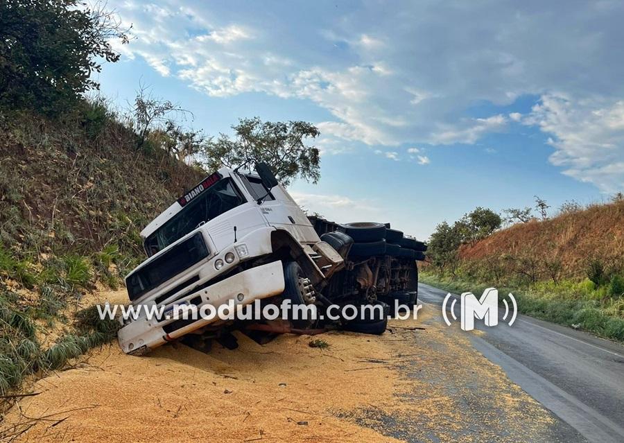 Imagem 1 do post Caminhoneiro tomba carreta para evitar colisão frontal com caminhão que forçou ultrapassagem na MG-187 em Serra do Salitre