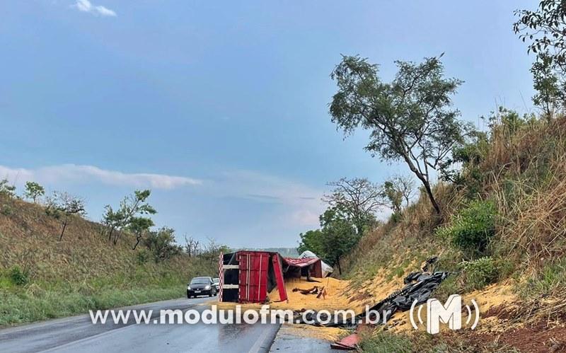 Caminhoneiro tomba carreta para evitar colisão frontal com caminhão que forçou ultrapassagem na MG-187 em Serra do Salitre