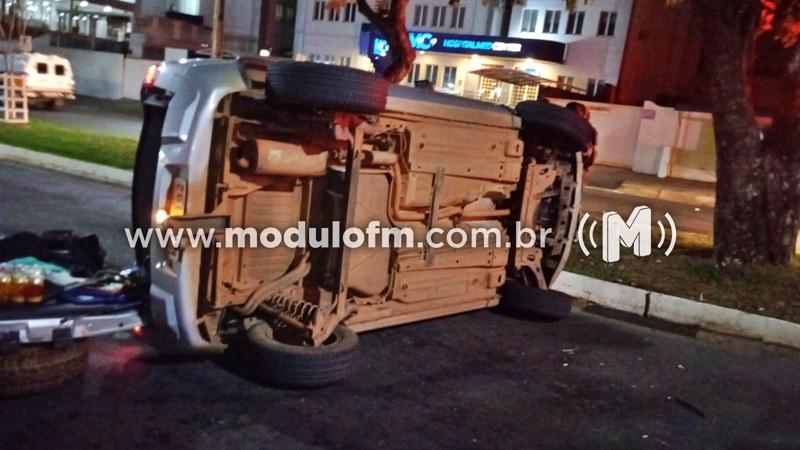 Imagem 1 do post Carro tomba após bater contra veículo e motorista fica ferida em Patrocínio