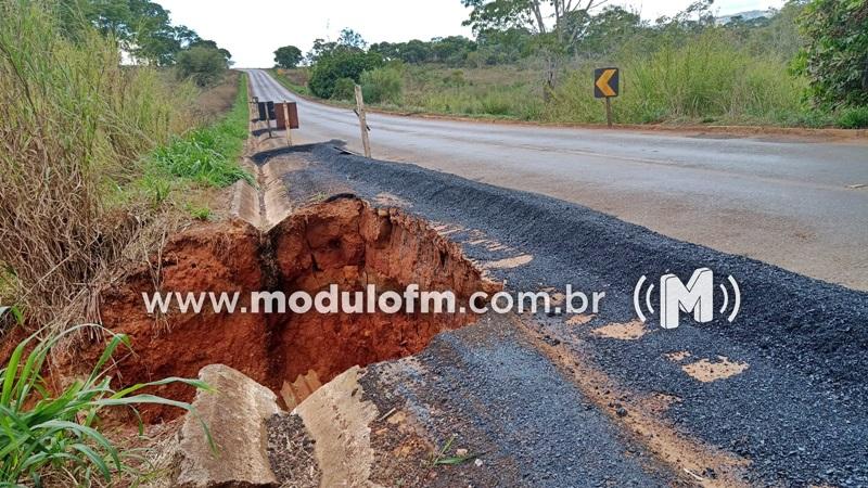 Chuva abre cratera na rodovia LMG-737 entre Guimarânia e Cruzeiro da Fortaleza