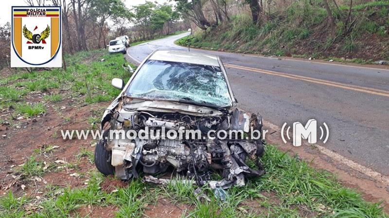 Imagem 2 do post Condutora de veículo fica ferida após colisão com caminhão na MG-230 em Serra do Salitre