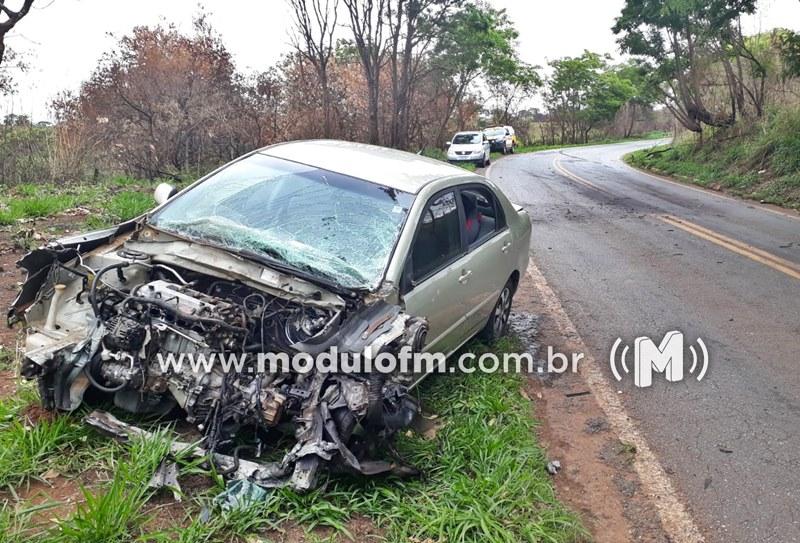 Condutora de veículo fica ferida após colisão com caminhão na MG-230 em Serra do Salitre