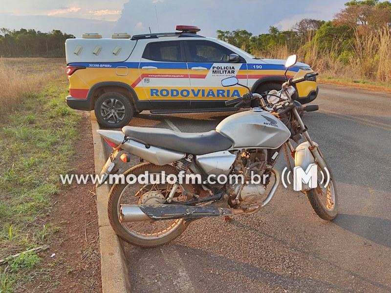 Homem tenta fugir em motocicleta roubada e acaba preso na rodovia LMG-737 em Guimarânia