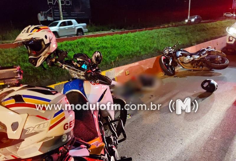 Imagem 1 do post Motociclista tenta fugir de abordagem policial e bate moto em mureta na Avenida José Amando Queiroz