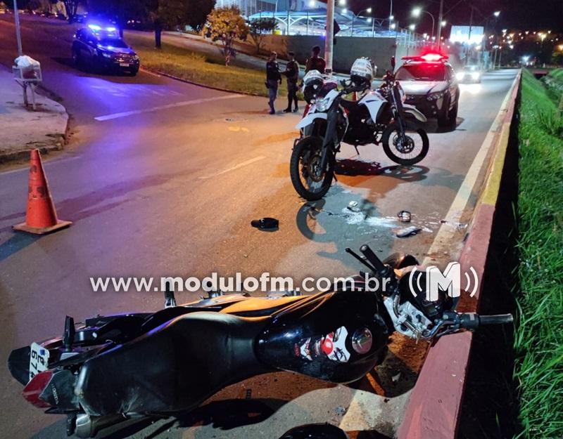 Motociclista tenta fugir de abordagem policial e bate moto em mureta na Avenida José Amando Queiroz