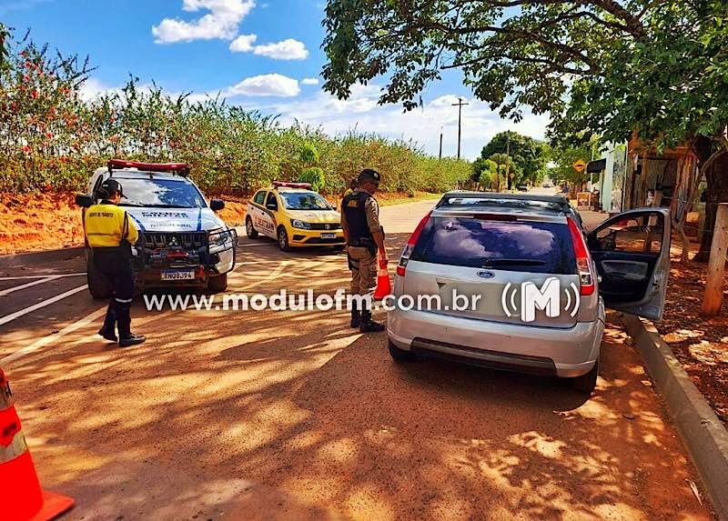 PM e Sestran realizam operação em conjunto para coibir desordens de motoristas em Macaúbas de Cima
