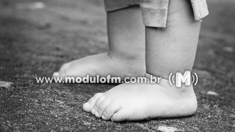 Policiais Militares encontram criança de três anos descalça, sem camisa e sozinha em rua durante a noite em Patrocínio