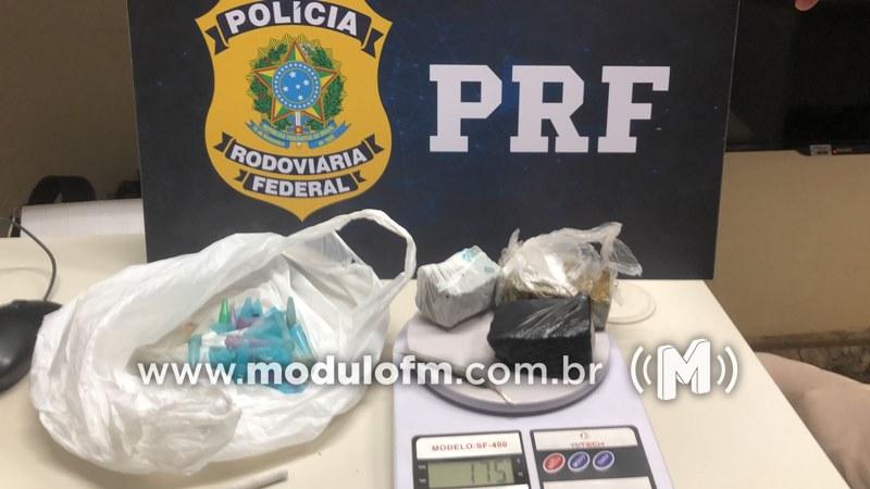 PRF prende homem em ônibus transportando drogas e por suspeita de corrupção de menores na BR-365