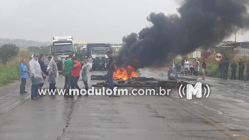 Protesto de caminhoneiros bloqueia Rodovia BR-365 em Patrocínio