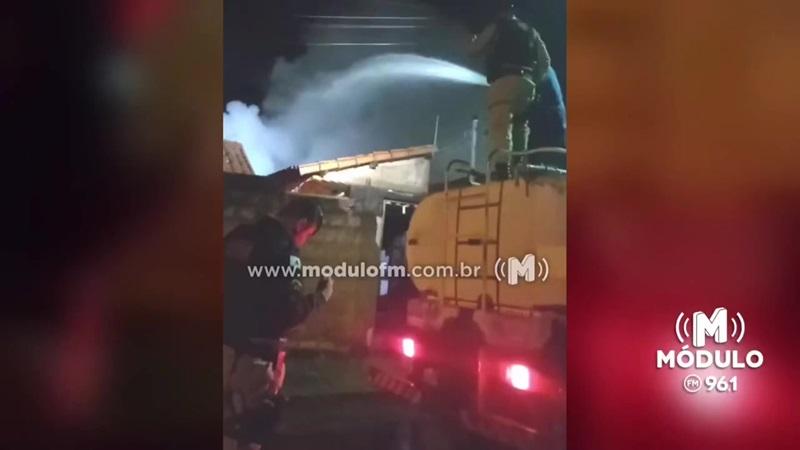 Veja o vídeo: Residência fica destruída ao pegar fogo durante a madrugada em Monte Carmelo
