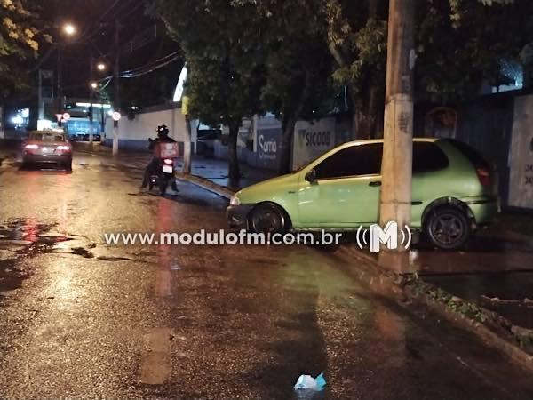 Imagem 1 do post A caótica situação da avenida Dom José André Coimbra volta a preocupar moradores após intenso temporal em Patrocínio.