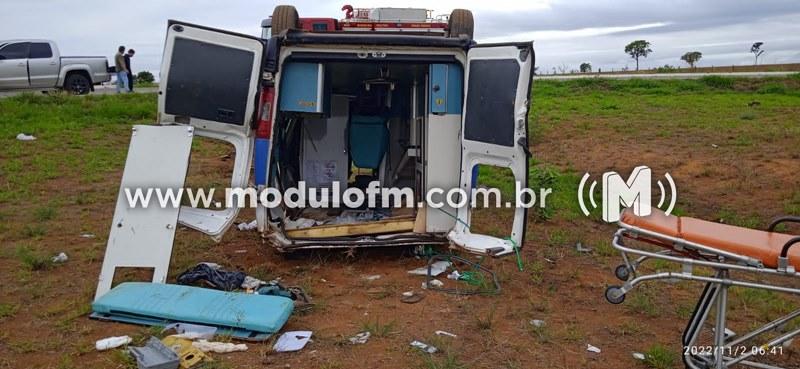 Imagem 1 do post Ambulância com paciente oncológico capota e deixa duas pessoas feridas na BR-146 em Cruzeiro da Fortaleza