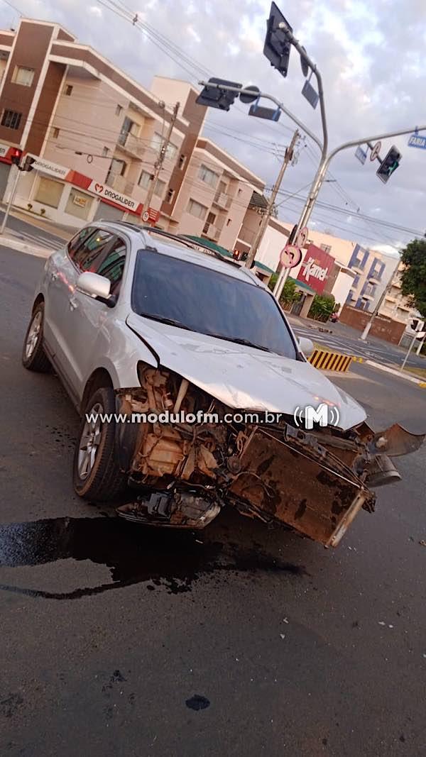Imagem 4 do post Colisão entre veículos deixa dois feridos em Patrocínio