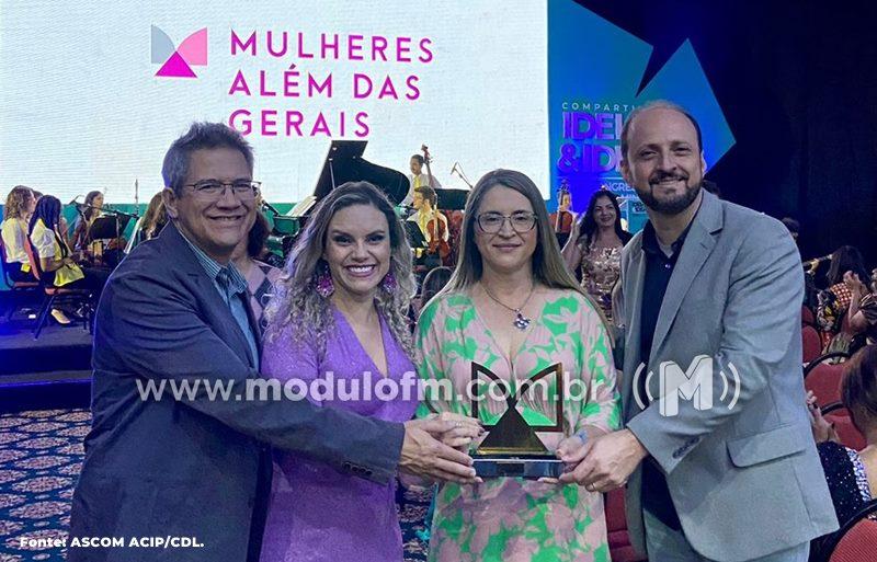 Empresária e jornalista Leid Carvalho recebe o prêmio Mulher...