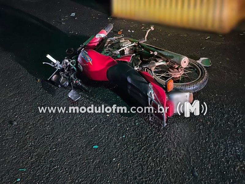 Motociclista bate em caçamba e fica ferido em Patrocínio