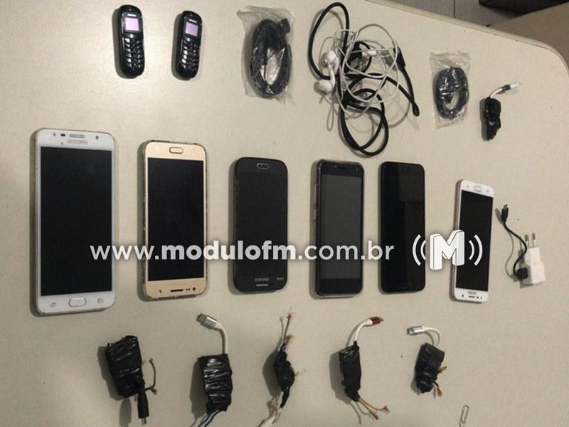 Oito celulares arremessados para dentro da fábrica de blocos da Penitenciária de Patrocínio são apreendidos