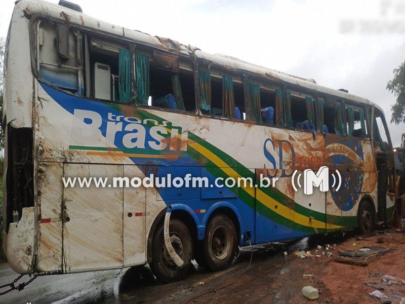 Imagem 1 do post Ônibus que seguia de São Paulo ao Nordeste tomba na BR-365 e deixa passageiro morto e várias pessoas feridas