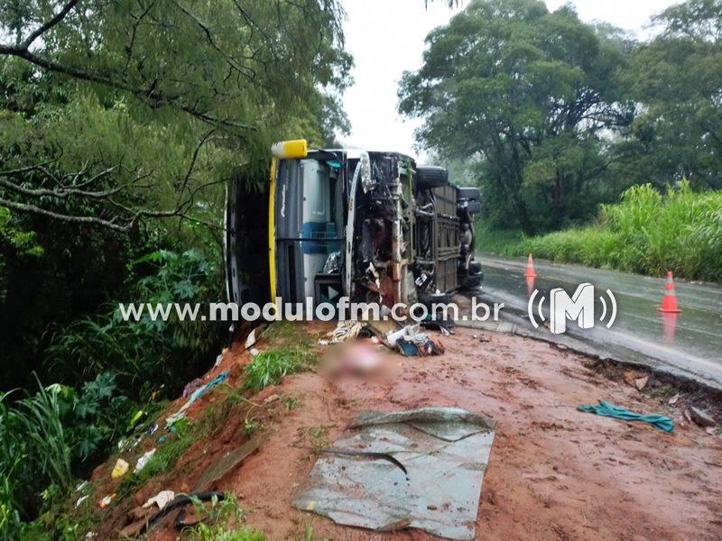 Ônibus que seguia de São Paulo ao Nordeste tomba na BR-365 e deixa passageiro morto e várias pessoas feridas