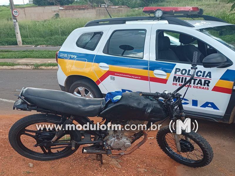 Perseguição policial termina com tiros e dois adolescentes apreendidos com motocicleta sem placa de identificação em Patrocínio
