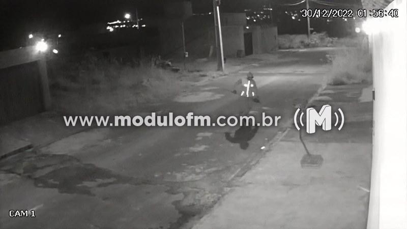 Veja o vídeo: Bandido faz “limpa” em residência e leva veículo e diversos bens no bairro Enéas