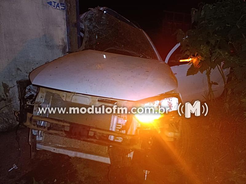 Autores roubam carro e materiais em Tejuco e durante fuga, veículo colide em barracão e um dos envolvidos acaba preso