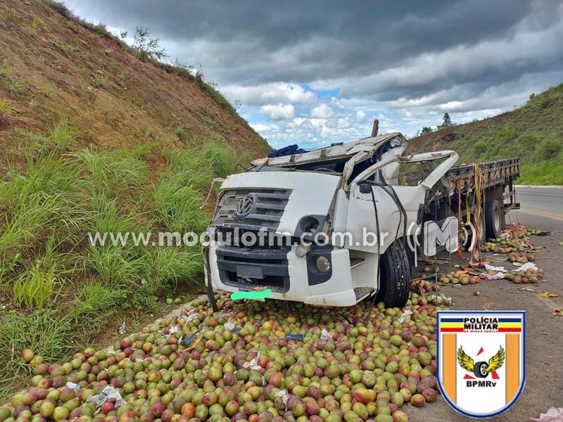 Caminhão perde freio e colide em barranco na BR 146 em Serra do Salitre