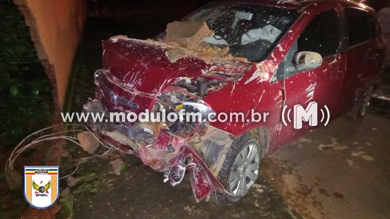 Condutora perde controle de veículo a atinge muro de residência em Salitre de Minas