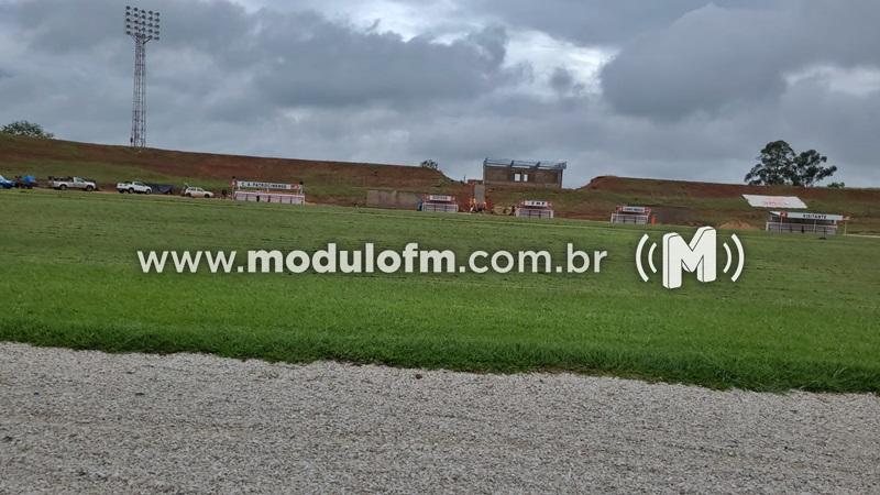 Federação Mineira realiza trabalho complementar no gramado do Estádio Pedro Alves para o Campeonato Mineiro