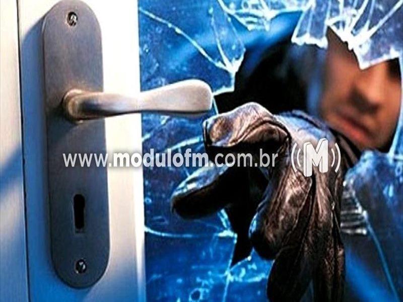 Morador flagra ladrão dentro de residência no bairro São Francisco