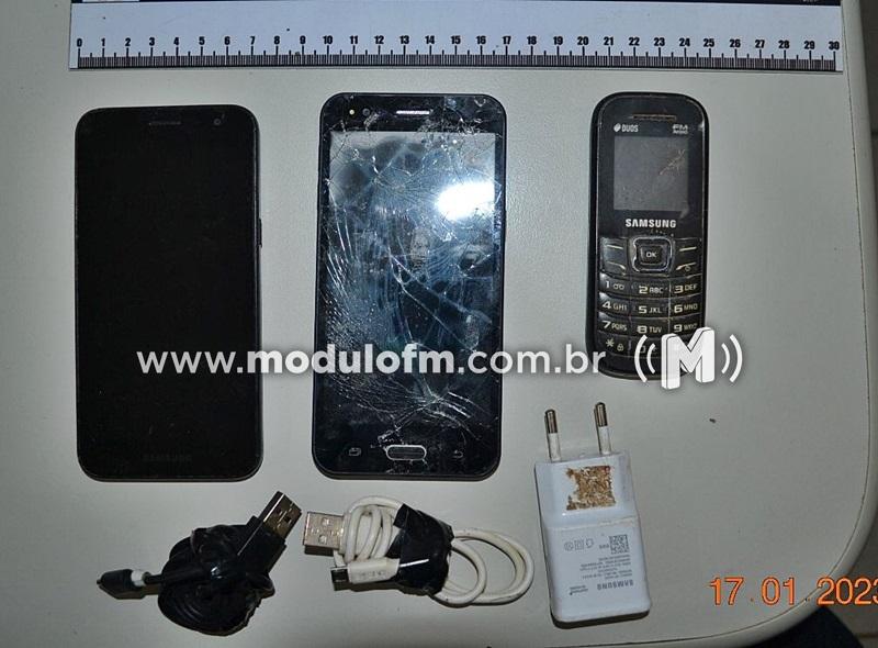 Policiais Penais interceptam celulares arremessados para o interior da Penitenciária de Patrocínio