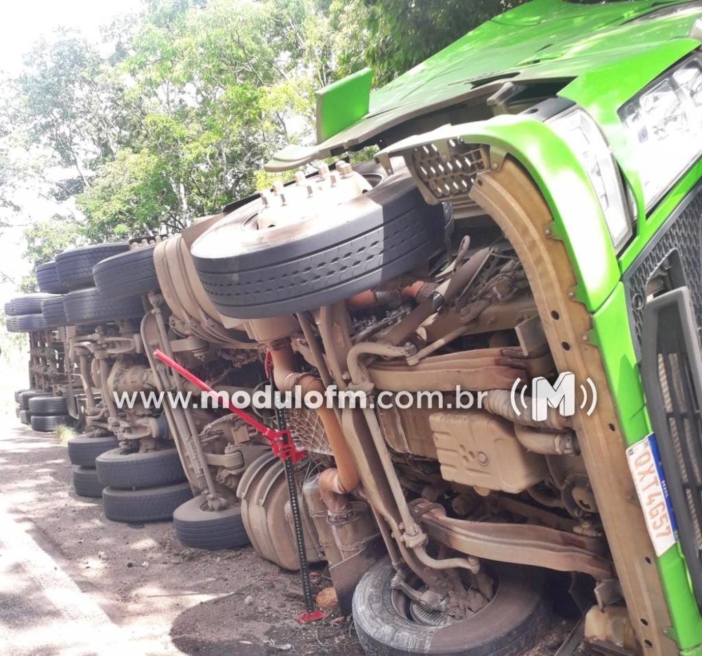 Imagem 2 do post Caminhoneiro fica preso dentro de cabine de carreta após tombá-la na MG-187, em Salitre de Minas