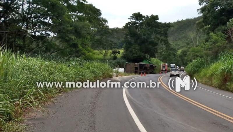 Imagem 3 do post Caminhoneiro fica preso dentro de cabine de carreta após tombá-la na MG-187, em Salitre de Minas