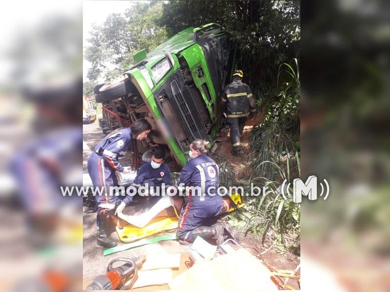 Caminhoneiro fica preso dentro de cabine de carreta após tombá-la na MG-187, em Salitre de Minas