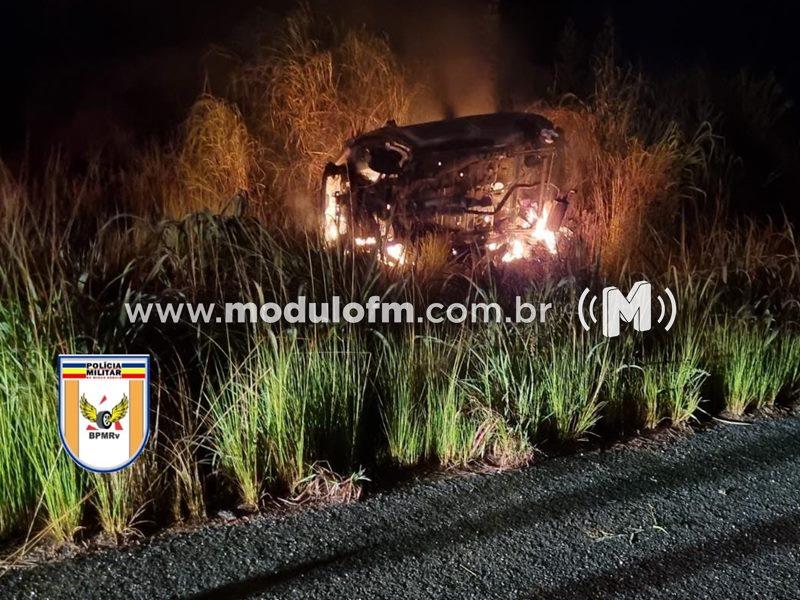 Motorista perde controle da direção, carro capota e incendeia na BR-146 em Serra do Salitre