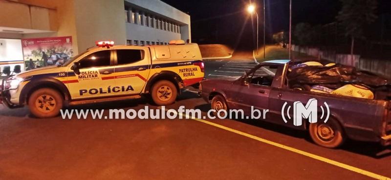 Patrulha Rural intercepta e recupera carga de ração furtada em Patos de Minas e prende dois homens em Guimarânia