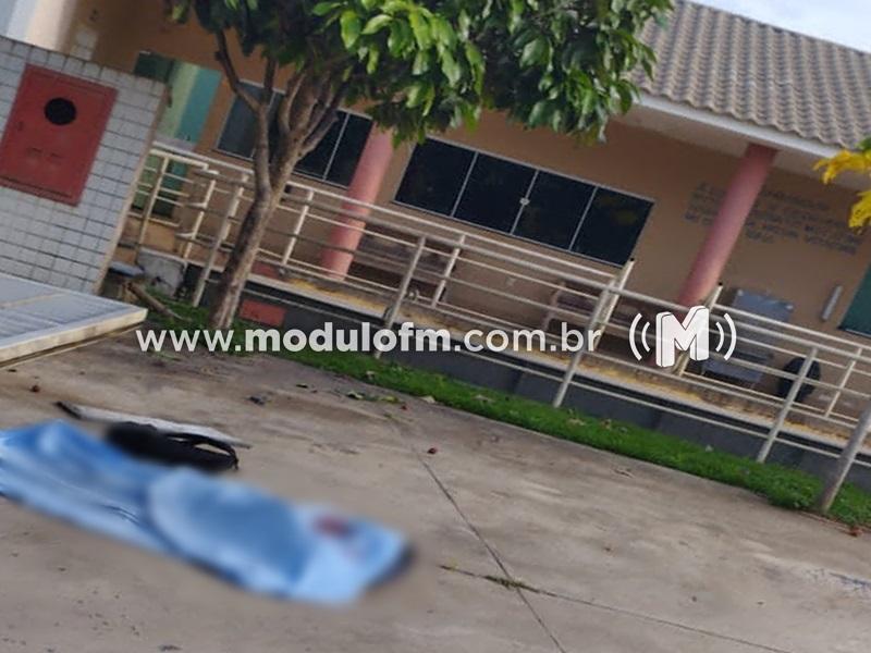 Portão de empresa cai e mata criança de 10 anos que ia para a escola em Patos de Minas