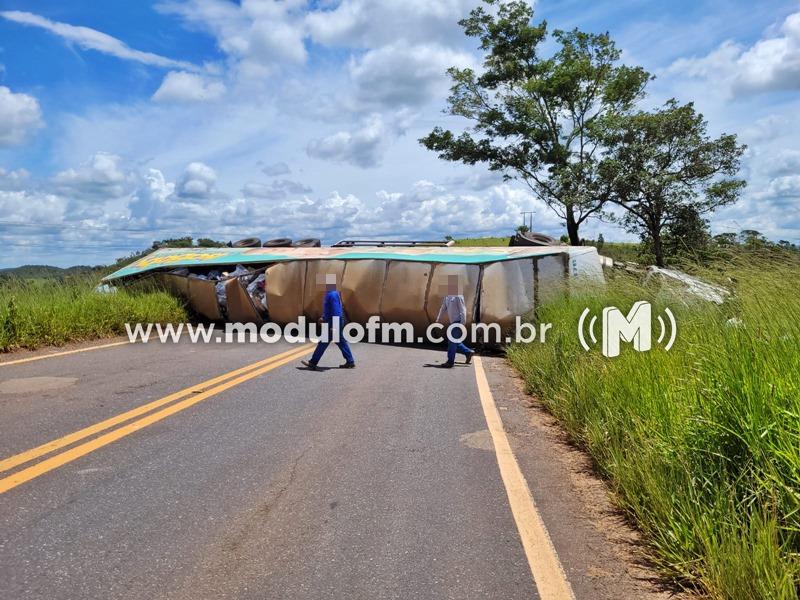 Caminhão tomba e interdita MG 230 em Serra do Salitre por 12 horas