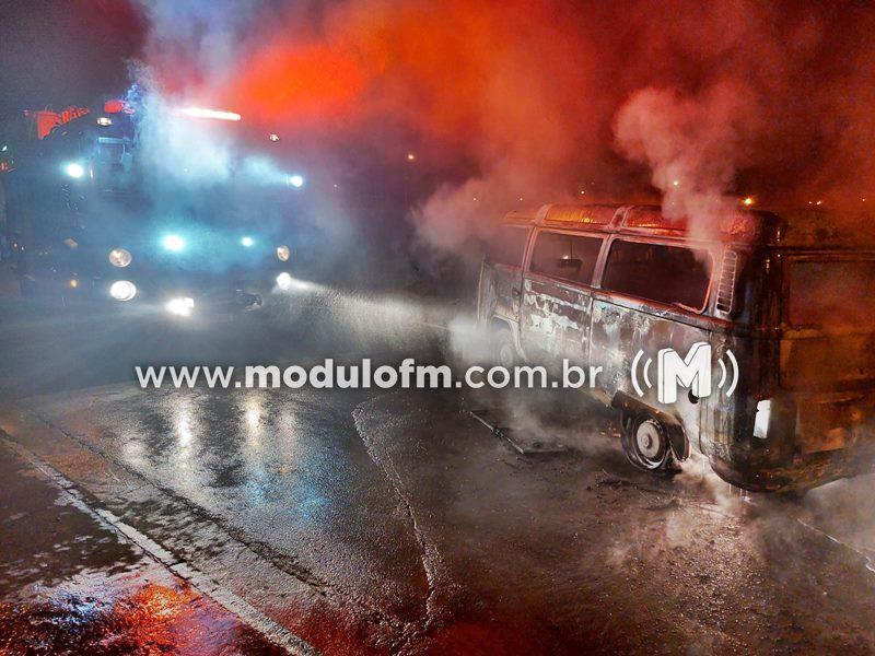 Kombi fica destruída após pegar fogo em Patrocínio
