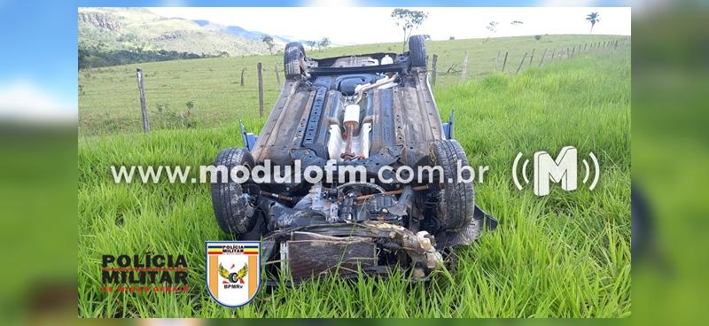 Motorista perde controle e carro capota na BR 146 entre Serra do Salitre e Patos de Minas