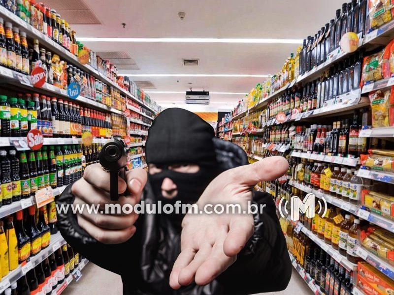 Pânico: funcionário de supermercado tem arma apontada durante assalto...