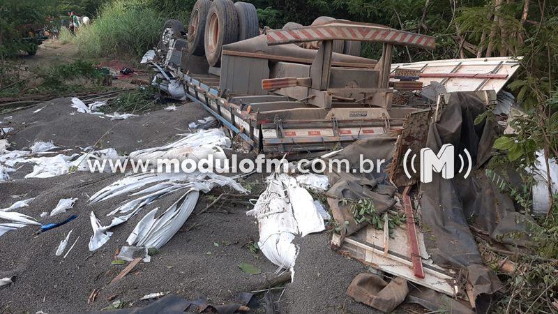 Imagem 3 do post Patrocinense morre preso às ferragens após caminhão carregado com adubo tombar na LMG 698 em João Pinheiro