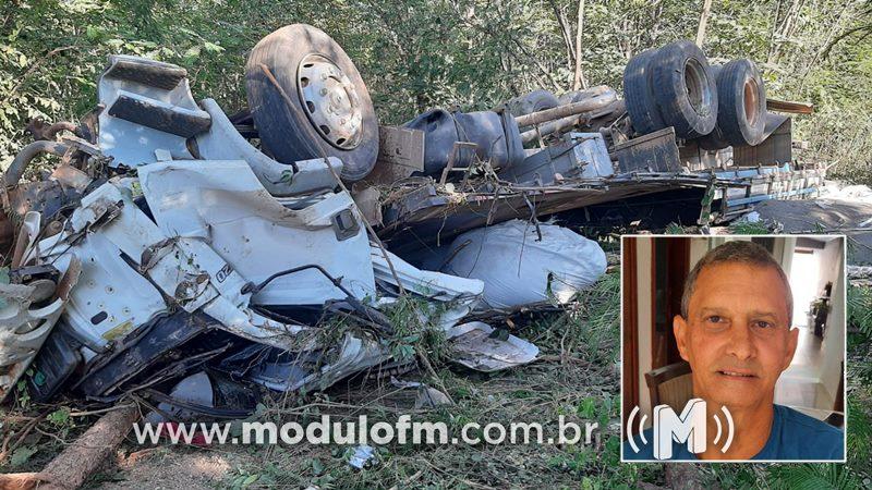 Patrocinense morre preso às ferragens após caminhão carregado com adubo tombar na LMG 698 em João Pinheiro