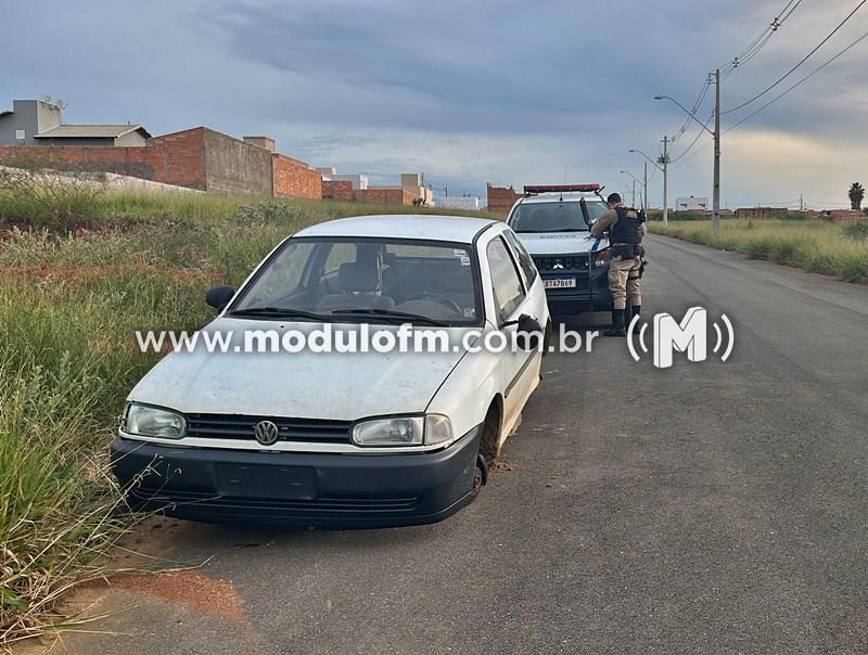 Veículo furtado no Bairro Morada Nova é encontrado abandonado...