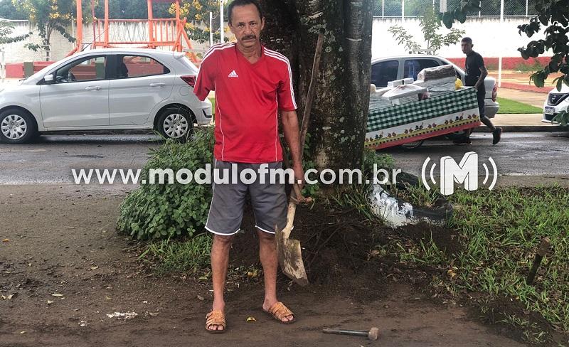 Cansado de esperar, morador com deficiência limpa canteiro em...