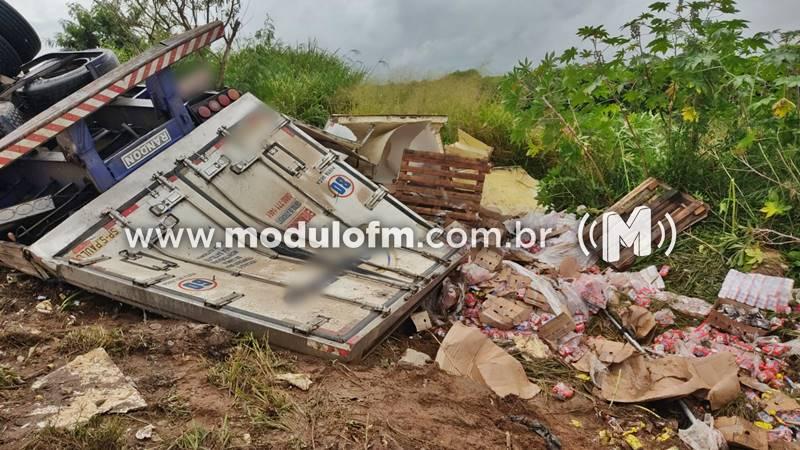 Carreta carregada com iogurte tomba e motorista sai ileso na BR-146 em Serra do Salitre